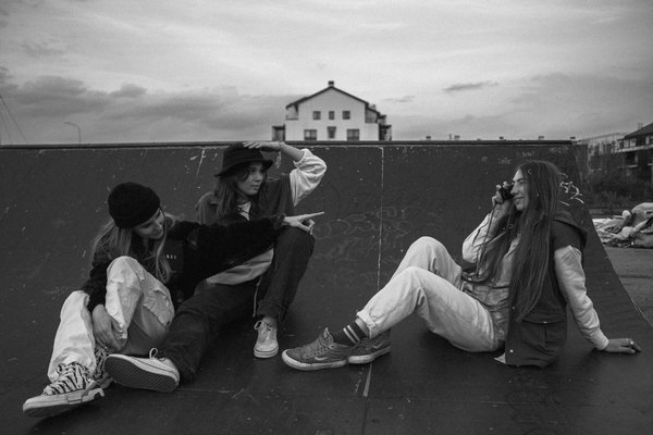 Comment associer parfaitement un chapeau de paille à une robe de cocktail estivale : guide des astuces tendances à découvrir !