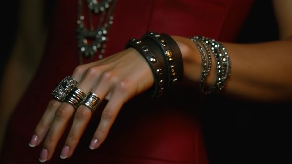 Le cuir dans les bijoux féminins : comment mixer élégance et rock