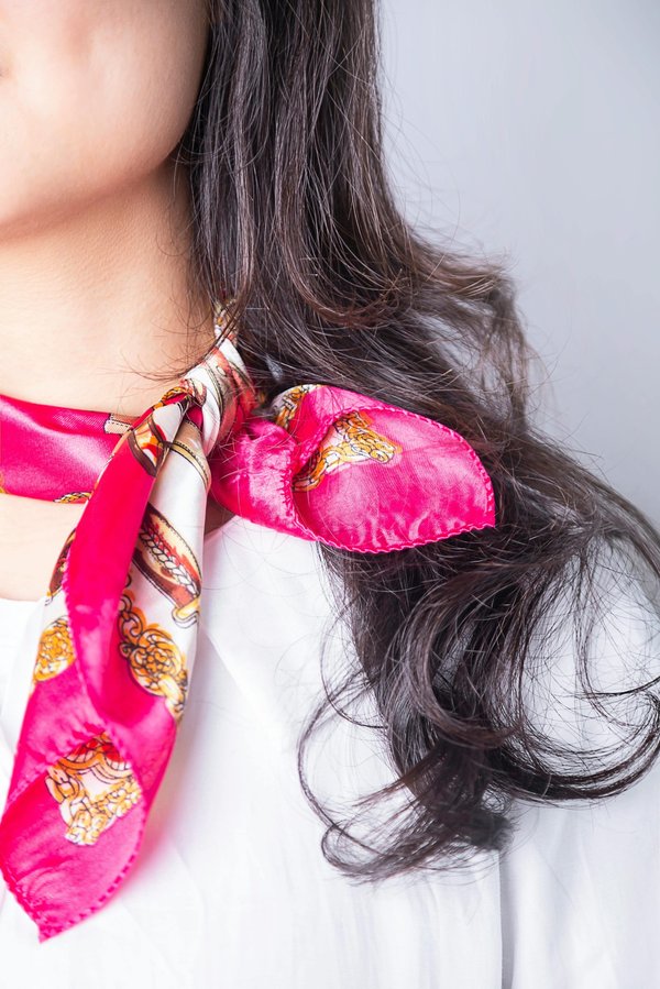 Le foulard carré en soie : l'accessoire qui sublime votre style.